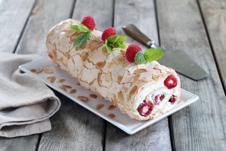 Meringue Roll with Filling