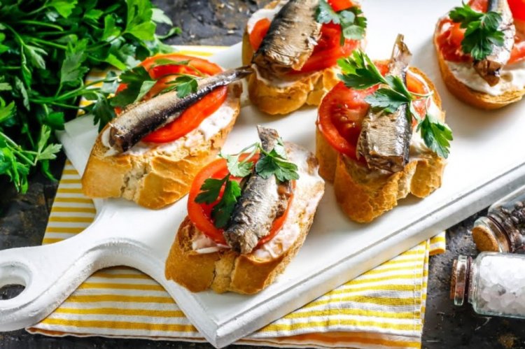 Sándwiches de espadines y tomates