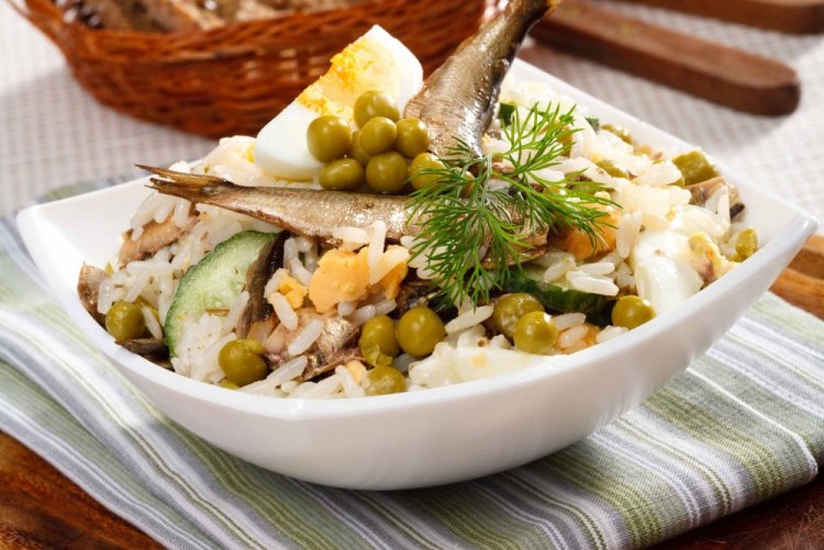 Ensalada de espadines, arroz y guisantes verdes