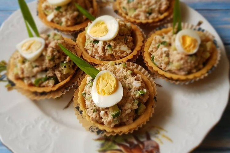 Tartaletas de espadines y huevos de codorniz