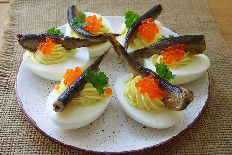 Huevos rellenos con espadines y caviar rojo