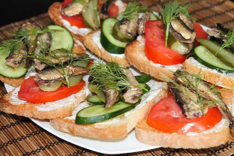 Sándwiches de espadines y verduras