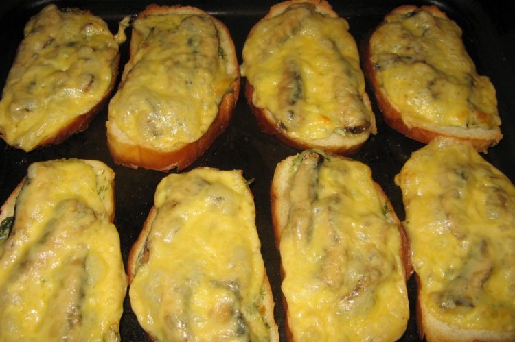 Sándwiches calientes de espadines y pimiento morrón