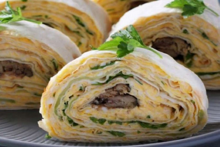 Rollo de lavash con espadines, huevo y pepino