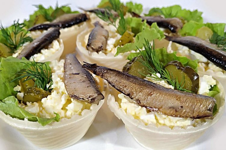 Tartaletas de espadines y pepinillos encurtidos