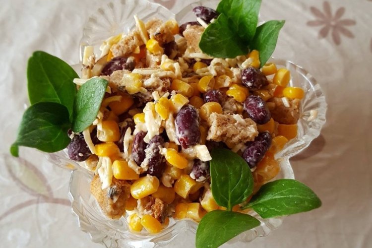 Ensalada de espadines, frijoles y picatostes