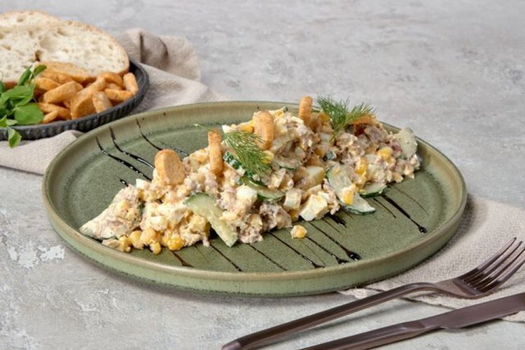 Ensalada de espadines, huevos, pepinillos y maíz