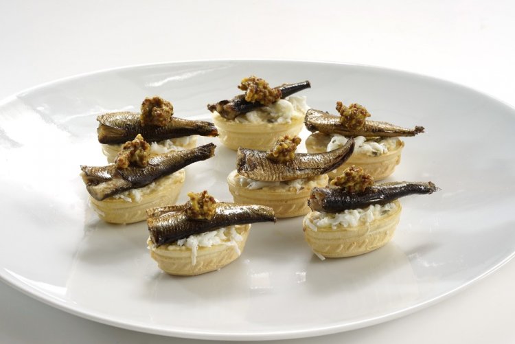 Tartaletas de espadines y queso crema
