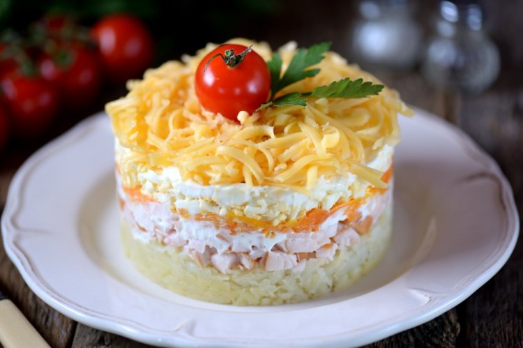 Layered Salad with Smoked Chicken and Carrots