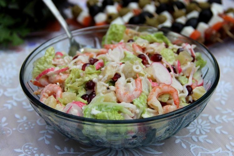 Green Salad with Shrimp and Crab Sticks