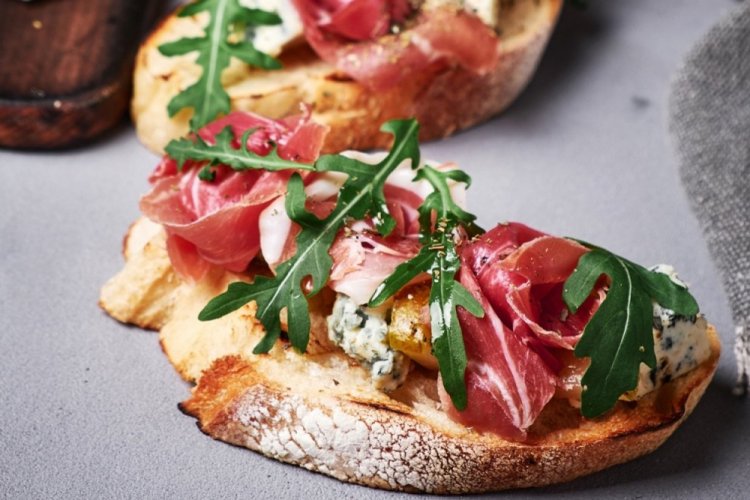 Bruschetta con pera, jamón serrano y gorgonzola
