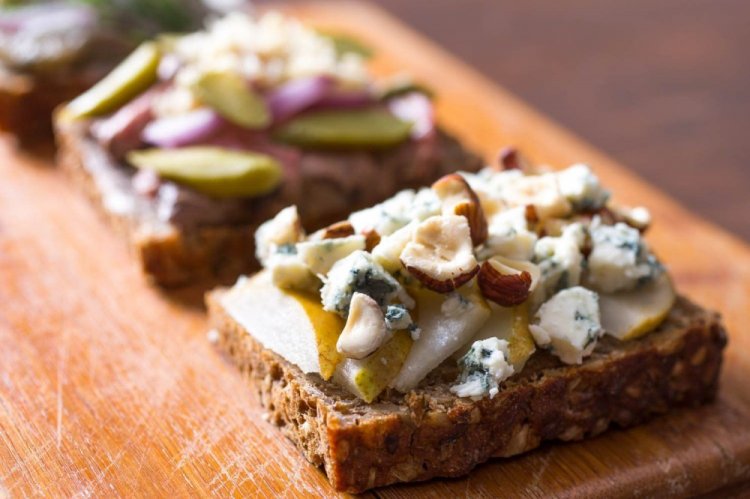 Bruschetta con pollo, pera y queso
