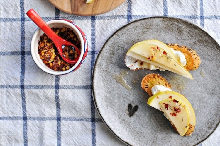 Bruschetta con pera y queso de naranja