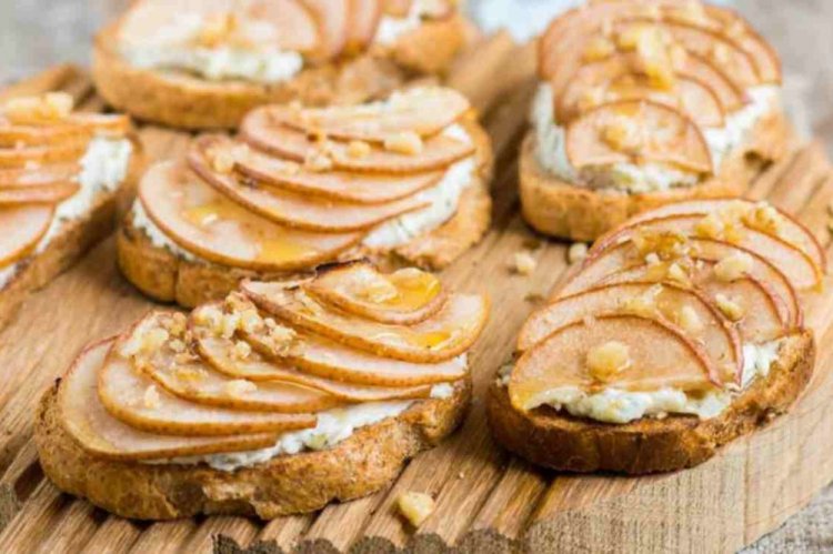 Bruschetta con pera, ricotta y miel