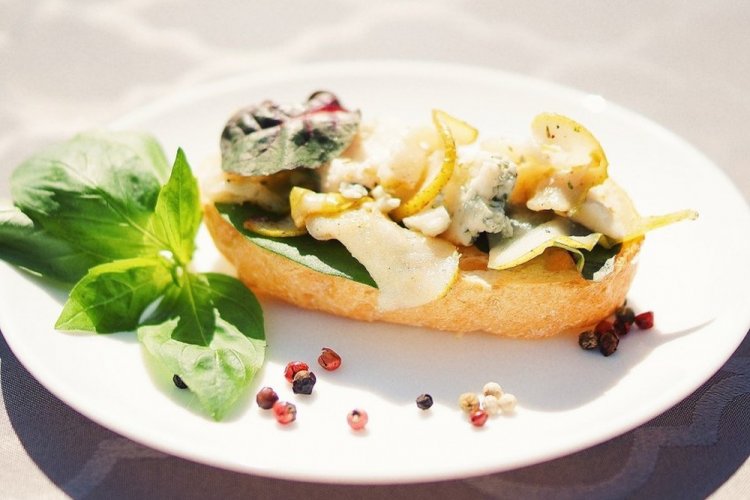 Bruschetta con pera y queso Dorblu