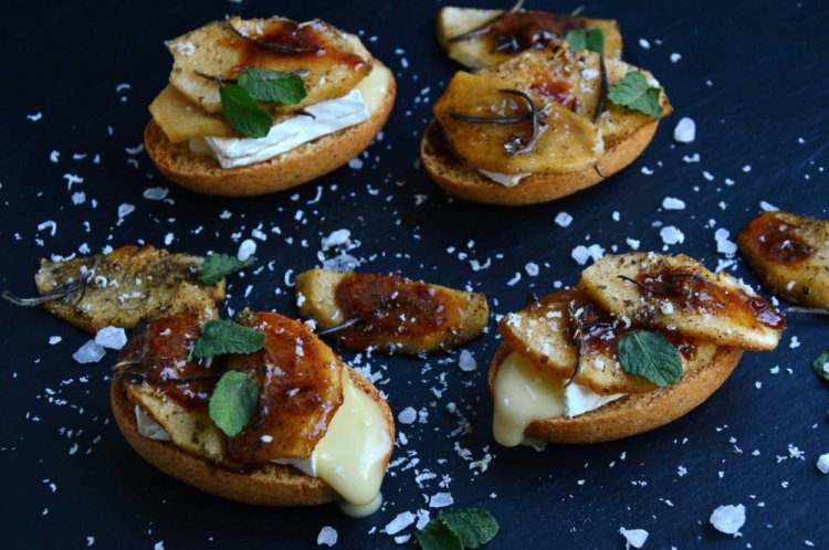 Bruschetta con pera y camembert