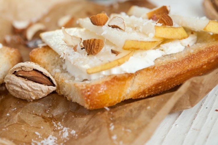 Bruschetta con pera y queso Brie