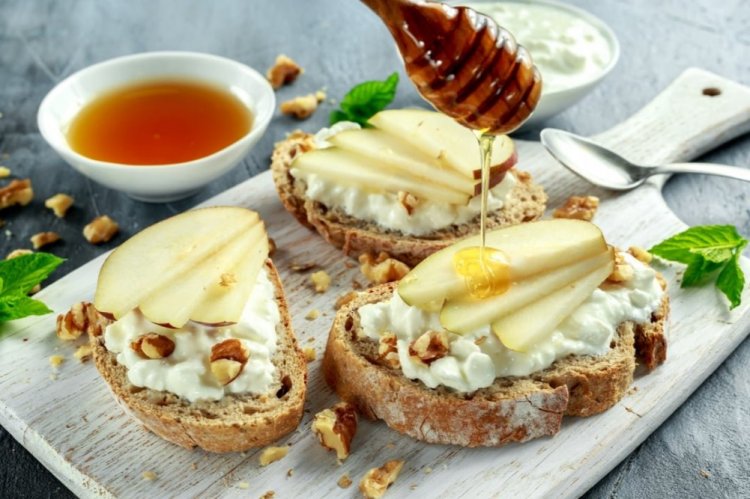 Bruschetta con pera y queso crema