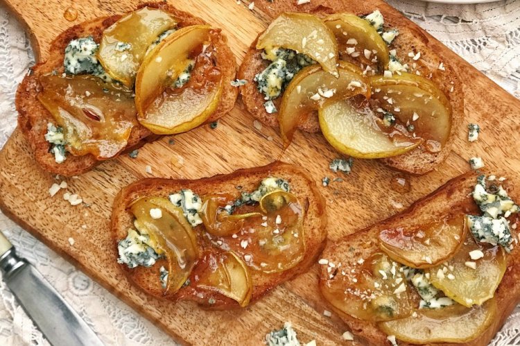 Bruschetta tibia con pera caramelizada y queso azul