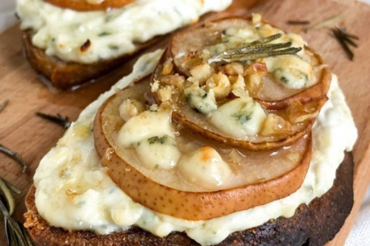 Bruschetta con pera y dos tipos de queso a la parrilla