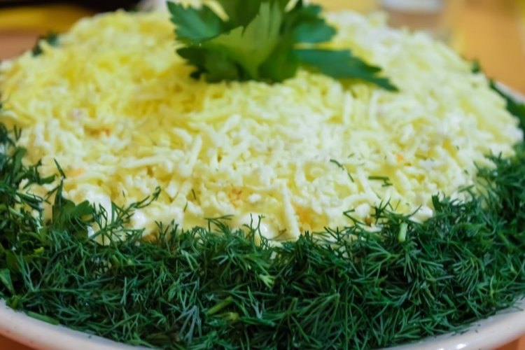 Layered Salad with Pineapple and Herbs