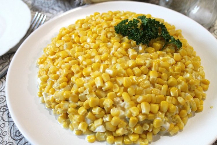 Layered Salad with Chicken, Pineapple, and Corn
