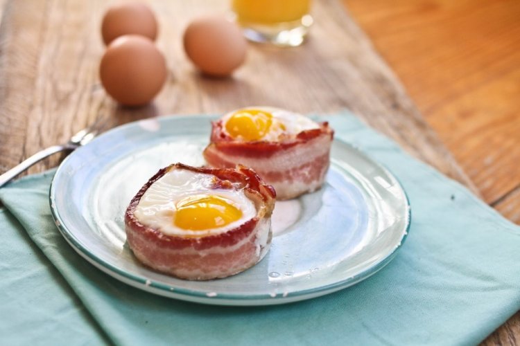 Huevos horneados en tocino
