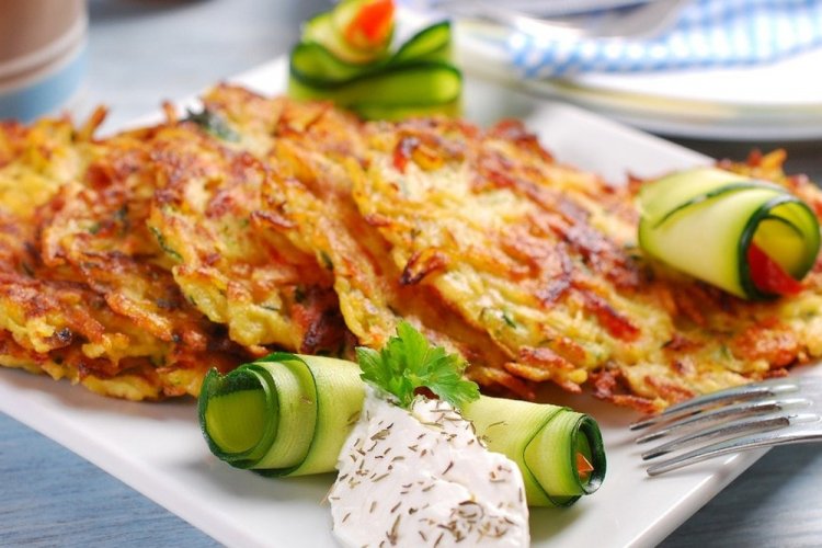 Tortitas de patata con tocino y champiñones