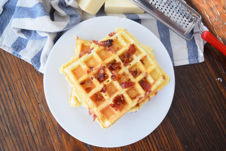 Gofres con tocino y queso