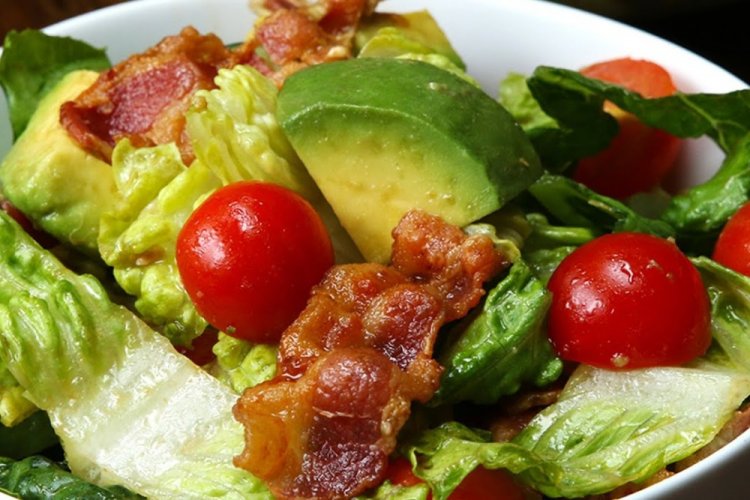 Ensalada de aguacate y tocino