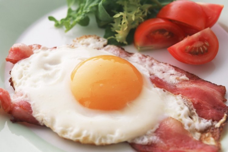 Huevos fritos con tocino