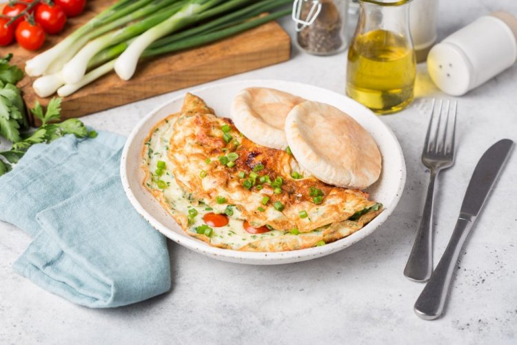 Tortilla con tocino y tomates