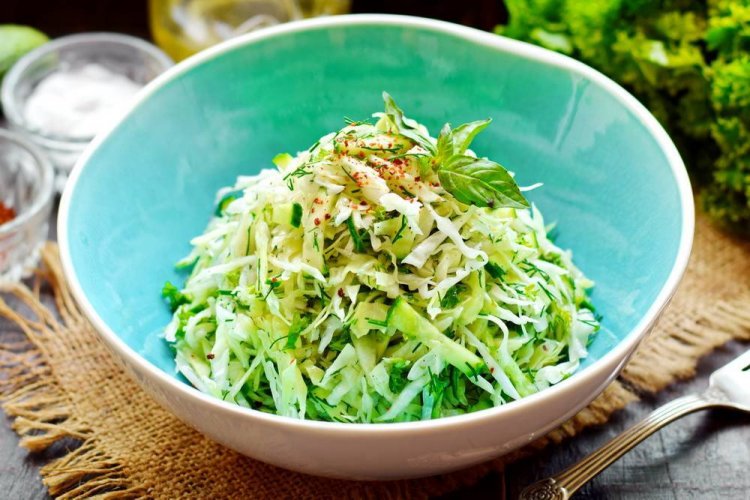 Ensalada de col con apio y pepino