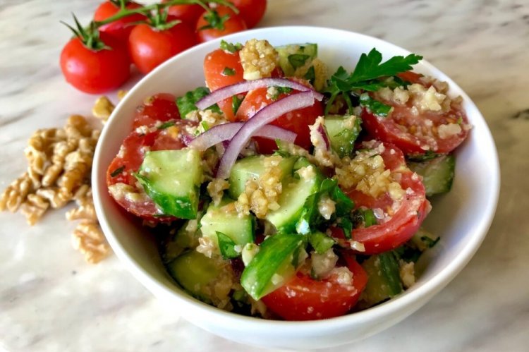 Ensalada georgiana de verduras con aderezo de nueces