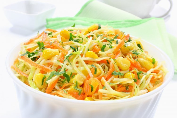 Ensalada de col con maíz para shashlik