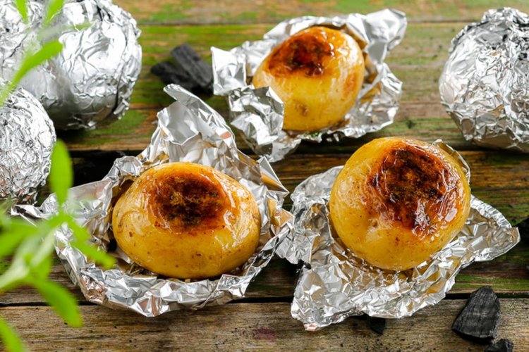 Patatas en papel de aluminio a la hoguera