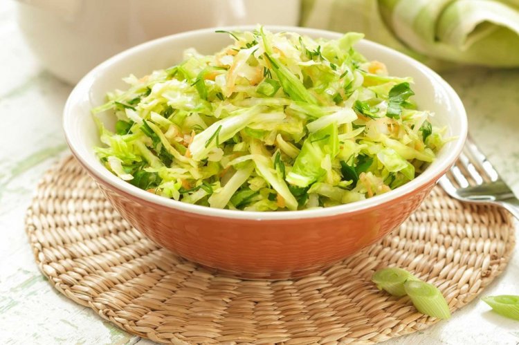 Ensalada de col con manzana para shashlik