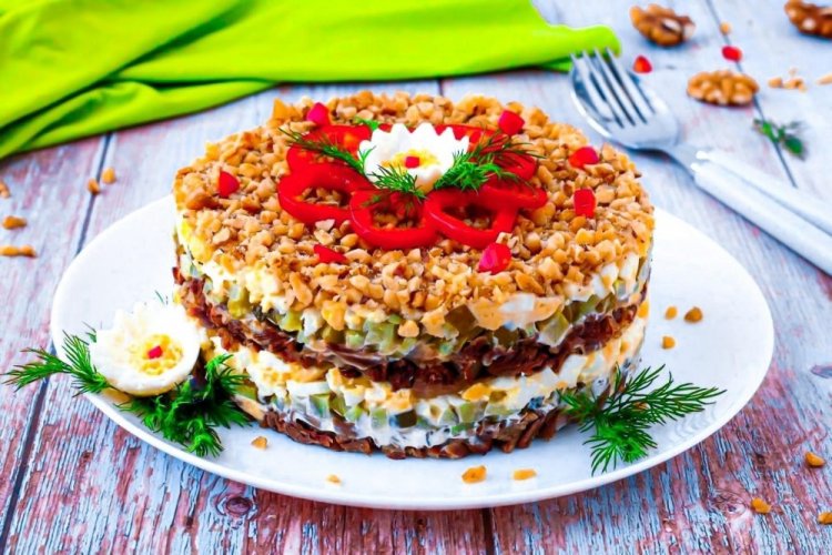 Layered Beef and Kiwi Salad