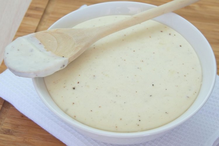 Salsa cremosa de cebolla para lasaña