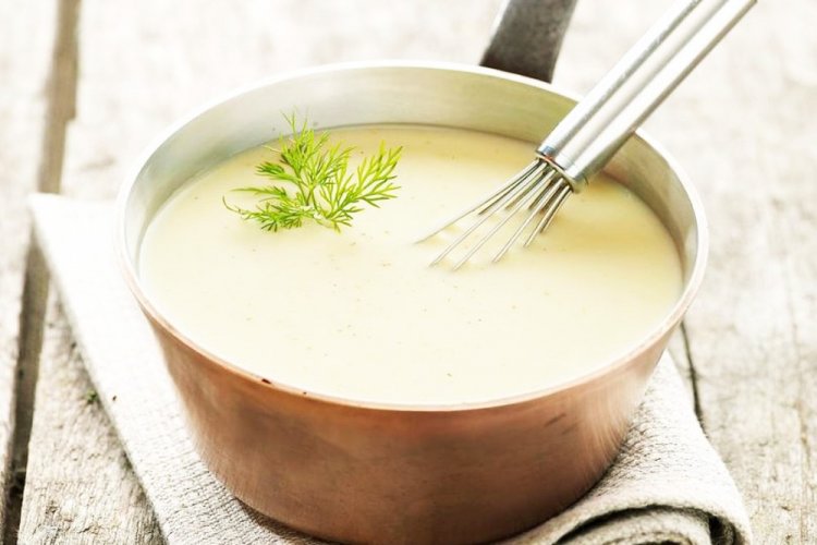 Salsa cremosa con caldo para lasaña