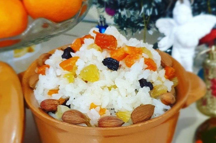 Kutia de arroz con nueces y zumo de naranja