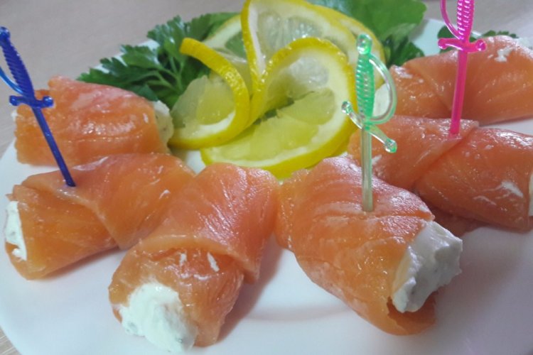 Canapés with Red Fish Rolls