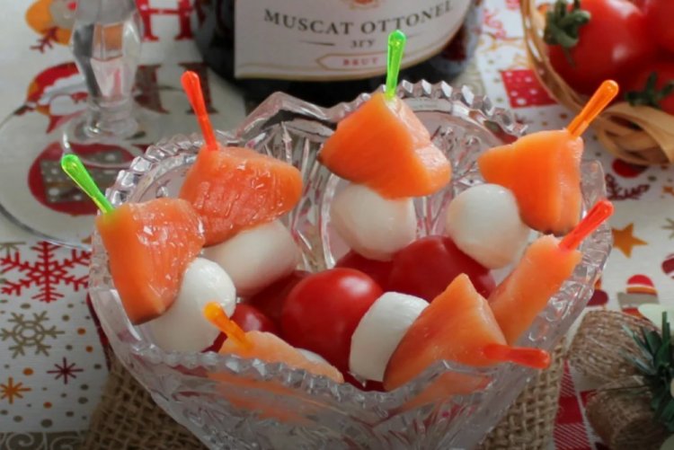 Canapés with Red Fish and Mozzarella