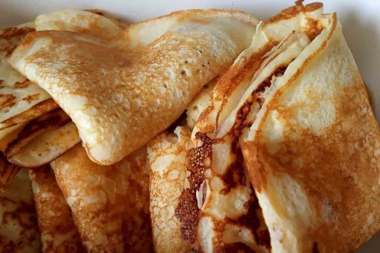 Crepes con leche agria y mantequilla