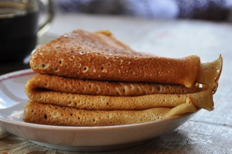 Crepes con leche agria y agua mineral