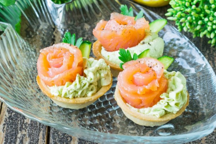 Tartaletas con aguacate, queso crema y salmón