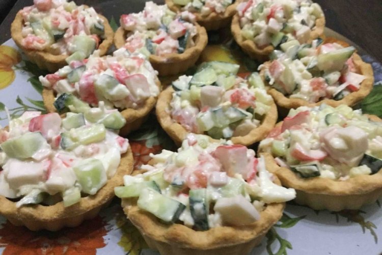 Tartaletas con aguacate, palitos de cangrejo y pepino