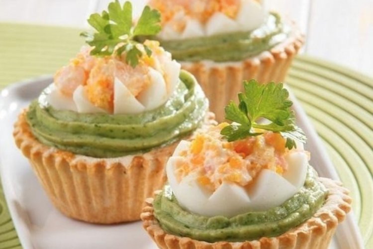Tartaletas con aguacate y huevos de codorniz