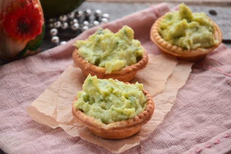 Tartaletas con aguacate y queso duro