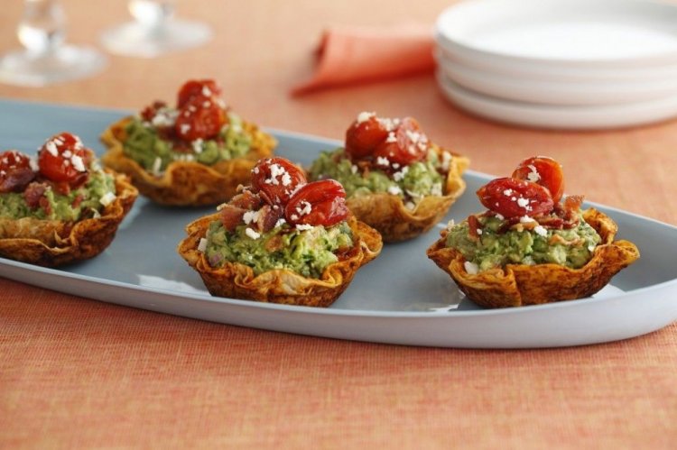 Tartaletas con aguacate y tomates secos